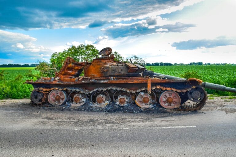 L'Influenza della Fotografia di Guerra sulla Percezione Pubblica dei Conflitti 1 on february 24 2022 the russian federation crossed the border of ukraine on this day a full scale war began before you is a photo of the destroyed onerussian tankgood must overcome evil stockpack unsplash