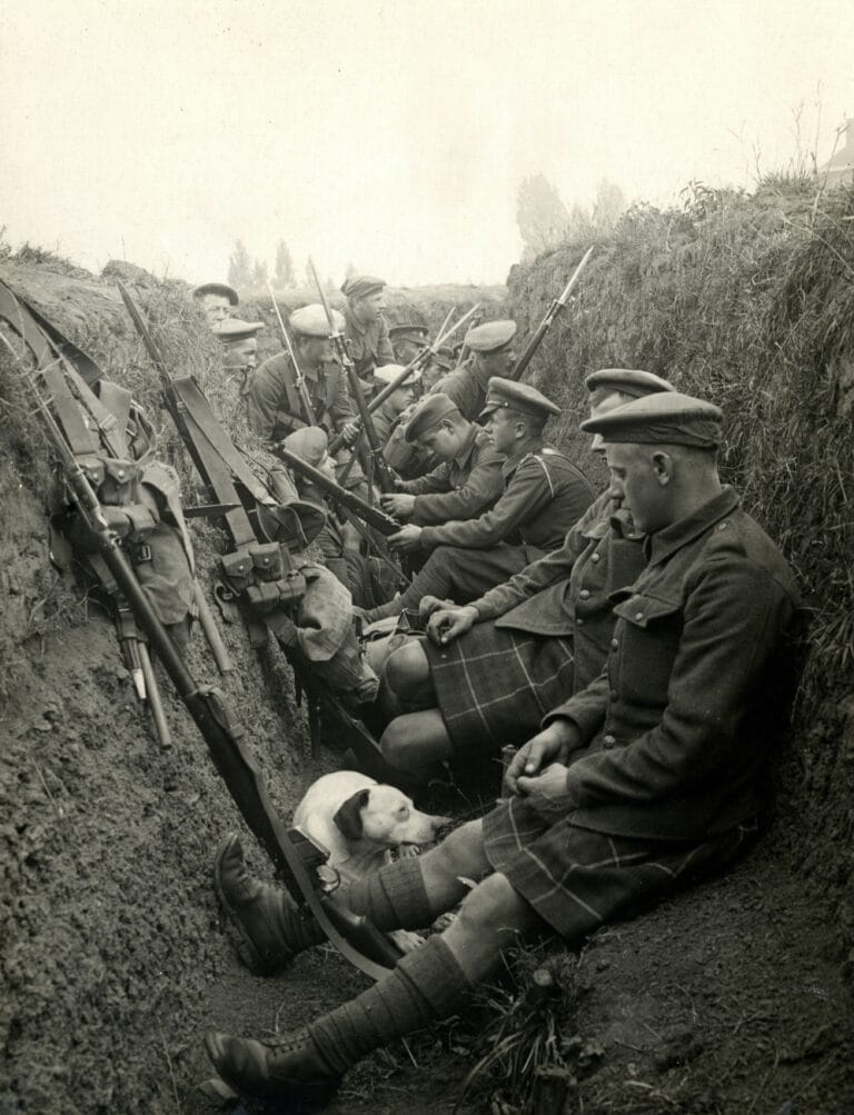 Gli 11 fotografi di guerra più famosi 9 1914 world war 1 highland territorials in a trench photographer h d girdwood stockpack unsplash