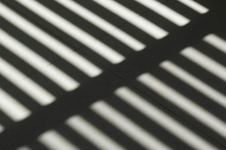 La fotografia e la documentazione sociale: Storia e impatto 7 the shadow of a bench on the ground stockpack unsplash