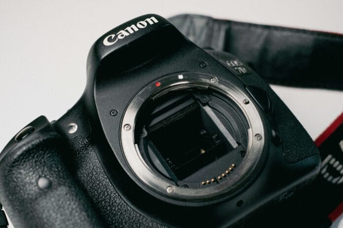 a-canon-camera-sitting-on-top-of-a-table-stockpack-unsplash ibis