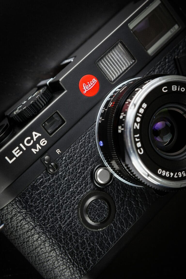 L'Arma della Rivoluzione: Come la piccola Leica ha permesso ai fotografi di conquistare la strada. 21 black leica m6 camera stockpack unsplash