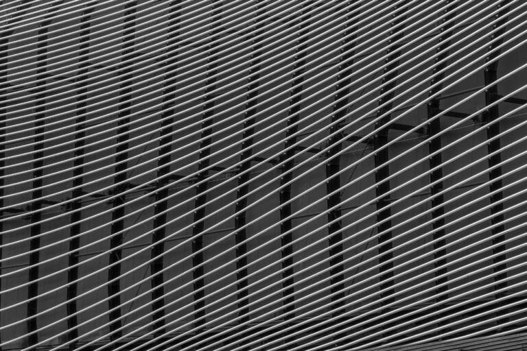 L'interpolazione digitale delle immagini 21 design of the outside of a cinema using lines and curves stockpack unsplash