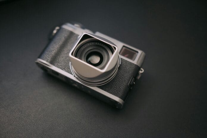 grey-digital-camera-stockpack-unsplash storia degli otturatori fotografici