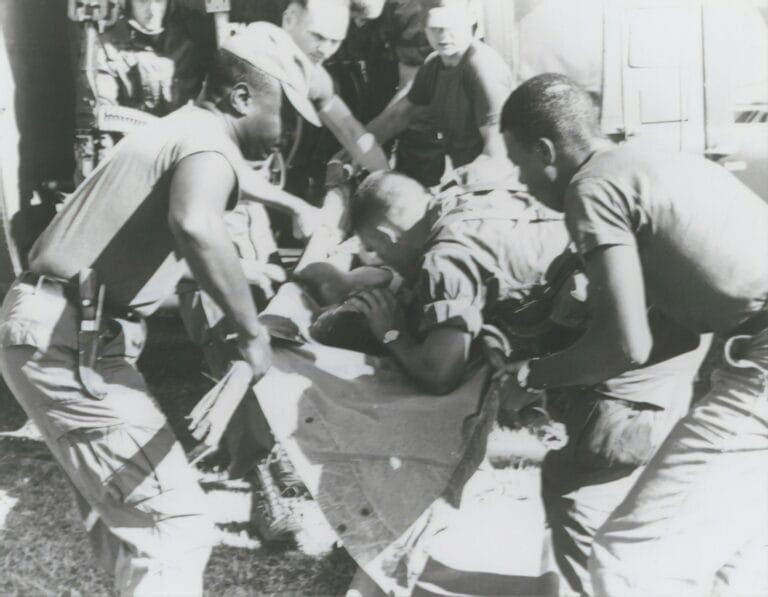 La fotografia e la guerra del Vietnam 5 paratrooper from the 101st airborne brigade applying mouth to mouth resuscitation to an injured soldier who was airlifted by helicopter to the medical clearing station near kontum vietnam stockpack unsplash