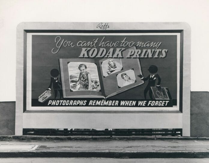 photograph-kodak-australasia-pty-ltd-billboard-you-cant-have-too-many-kodak-prints-photographs-remember-when-we-forget-sydney-circa-1950s-stockpack-unsplash fotografia e pubblicità