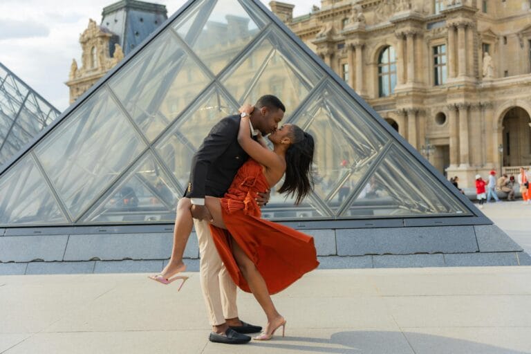 Parigi a Confronto: L'occhio geometrico di Cartier-Bresson contro il cuore romantico di Doisneau. 33 romantic couple embracing at the louvre pyramid stockpack pexels