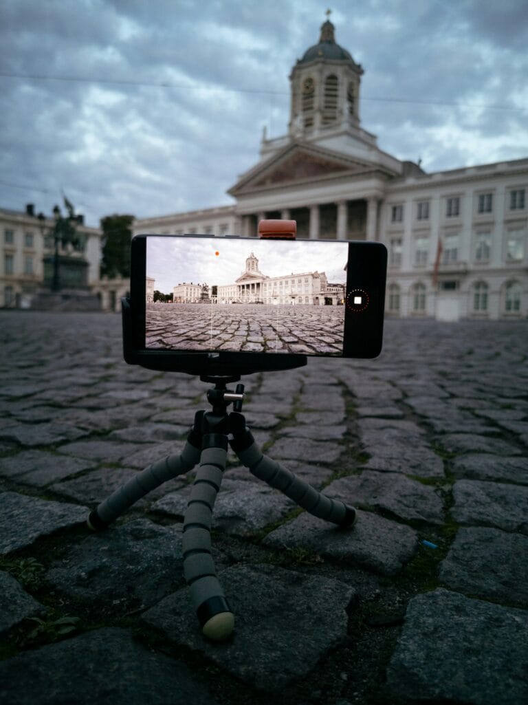 Cosa avrebbe fotografato Robert Frank con uno smartphone? 41 smartphone photo of royal place in brussels stockpack unsplash