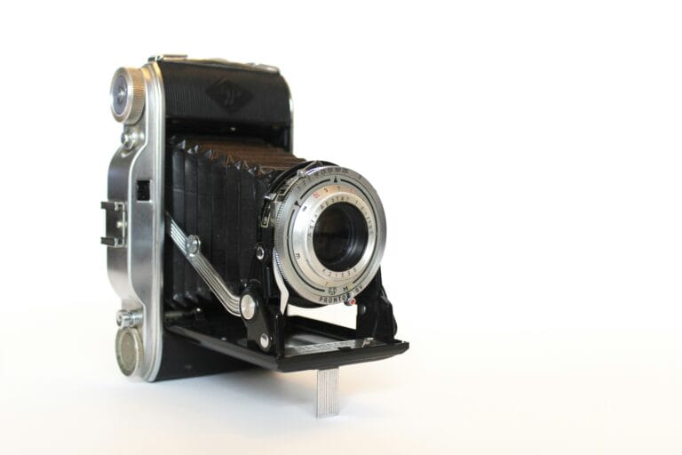 La storia delle fotocamere a soffietto pieghevoli 2 vintage afga folding camera on white background this was one of my many cameras in my vintage camera collection which i sadly lost in a house fire last february i am slowly working on rebuilding my co stockpack unsplash