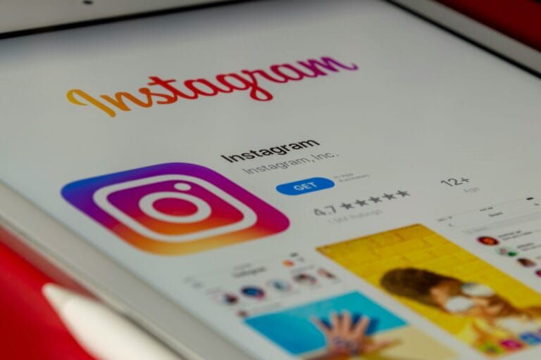 Le regole compositive di Ansel Adams applicate alle tue foto delle vacanze su Instagram 38 white and blue labeled book stockpack unsplash
