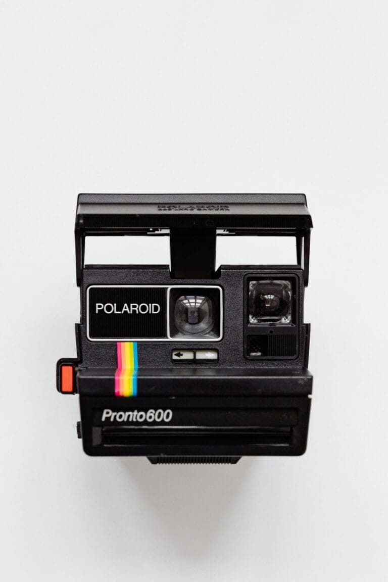 Il Ritorno del Vintage: nostalgia e autenticità nell'era dell'iperconnessione 24 yoann siloine polaroid stockpack unsplash