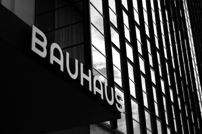 Fotografia e Bauhaus: sperimentazione tecnica e linguaggio visivo 22 a black and white photo of a building with a sign that says bauhau stockpack unsplash