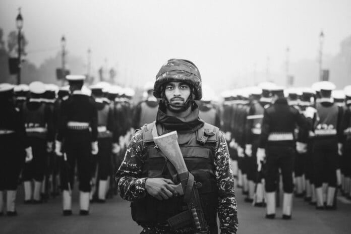 a-man-standing-in-front-of-a-line-of-soldiers-stockpack-unsplash reportage fotografico guerra