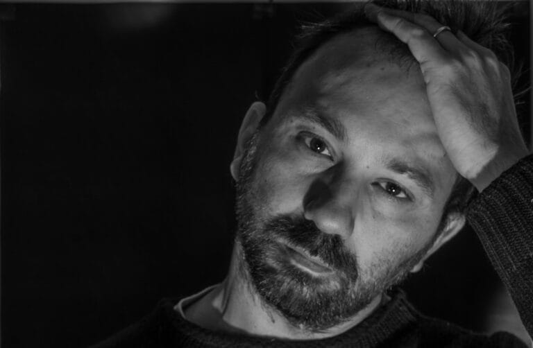 L’invenzione dell’autoritratto fotografico: specchi, pose e costruzione del sé 24 autoritratto primi test di ritratti in bianco e nero senza una modellao foto fatta in casa su cavalletto con un faretto led e un flash self portrait first tests of black and white portraits without a stockpack unsplash