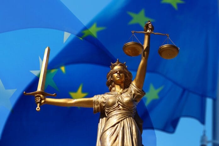 law-justice-flag-europe-international-regulation-jurisdiction-court-of-justice-justitia-international-right-flags-order-stockpack-pixabay Come funziona il diritto internazionale per le fotografie