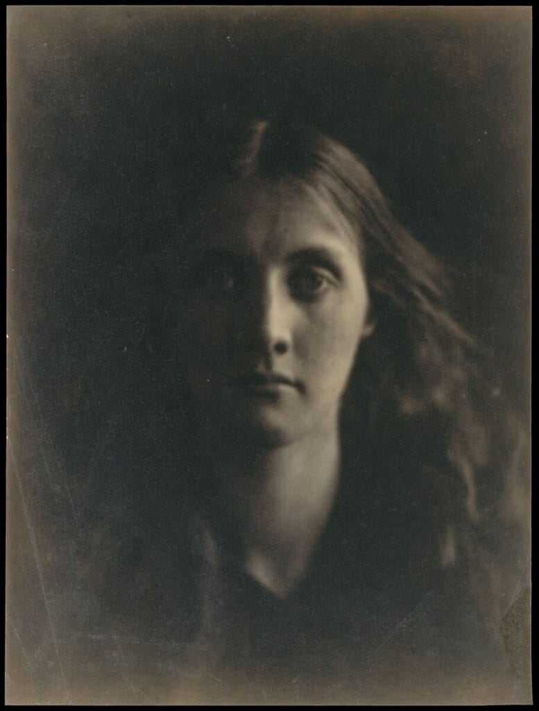 Donne e fotografia: le pioniere che hanno cambiato la storia delle immagini 1 Portrait of Julia Margaret Cameron’s Nieces as the Three Graces – Julia Margaret Cameron, 1864