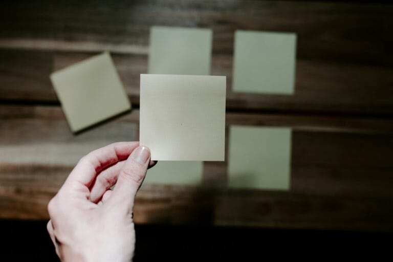 Fotografi Dimenticati che Hanno Fatto la Storia: 5 Nomi da Riscoprire 6 a hand holding a piece of paper stockpack unsplash