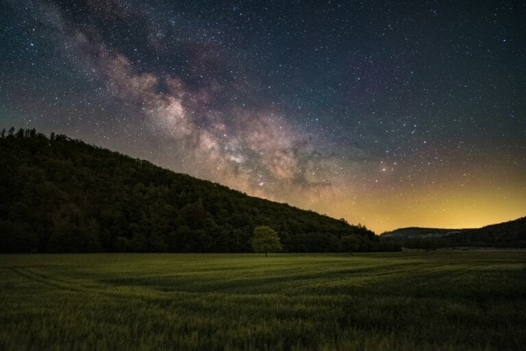Fotografare il silenzio nei paesaggi notturni 5 green grass field under blue sky with stars during night time stockpack unsplash