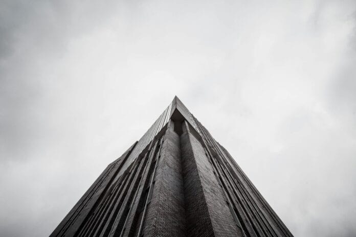 low-angle-photo-of-high-rise-building-stockpack-unsplash La Fotografia costruttivista