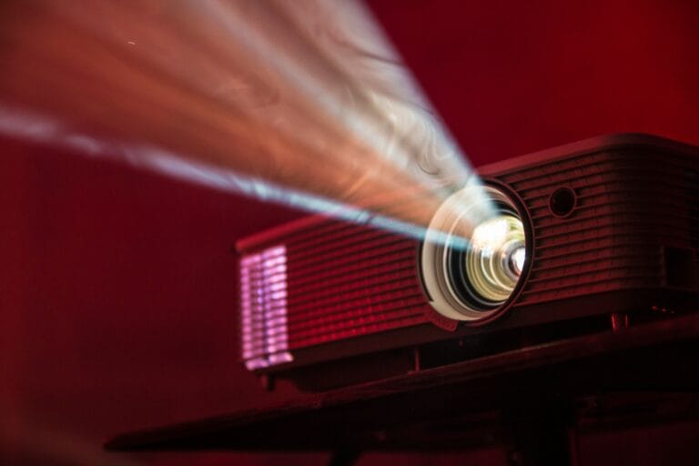 Fotografia e cinema: influenze reciproche tra due linguaggi visivi 2 projector rays stockpack unsplash