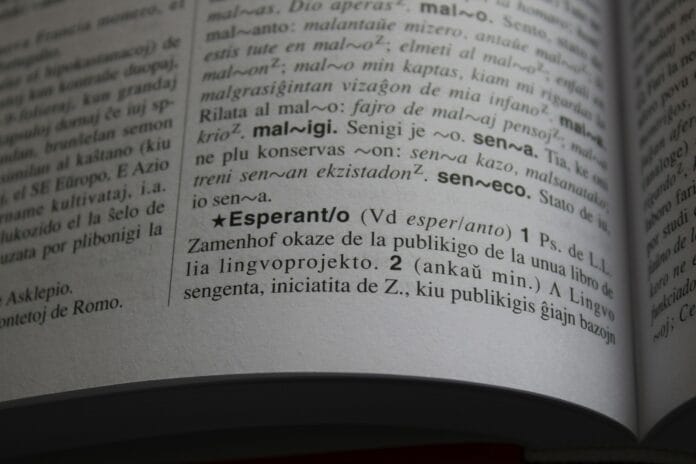 the-language-esperanto-explained-in-esperanto-in-a-dictionary-stockpack-unsplash fotografia etnografica