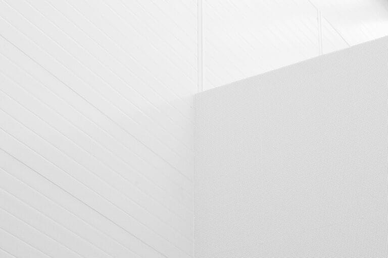 Fotografia minimalista come arte del meno 22 white concrete wall stockpack unsplash