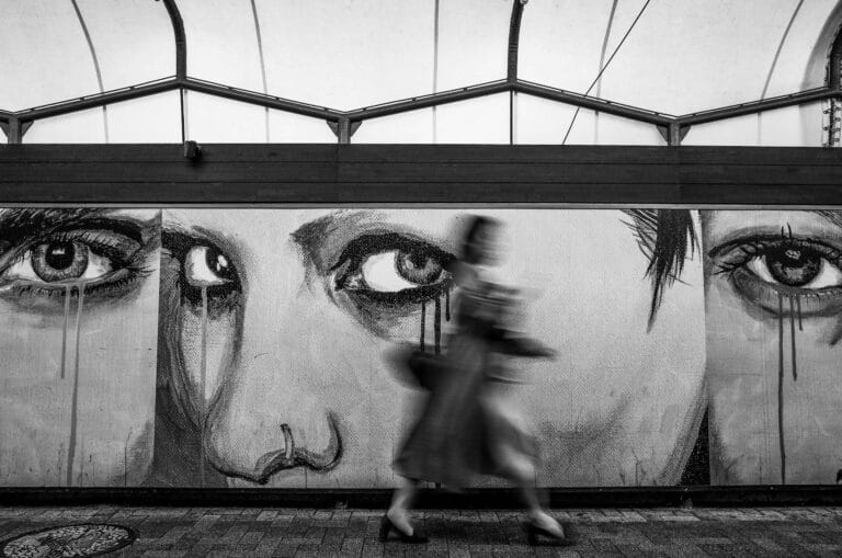 Street photography tra sorveglianza urbana e arte visiva 18 womans face with black hair and black eye shadow stockpack unsplash