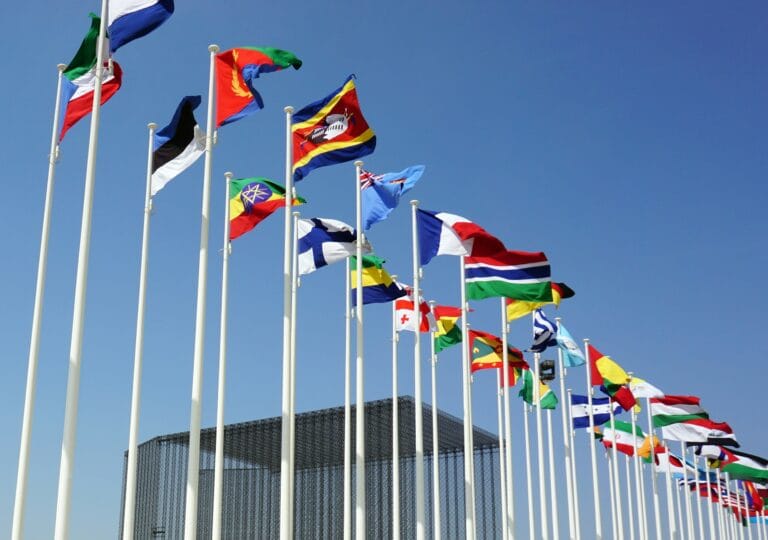 La fotografia nelle esposizioni universali: vetrina tecnologica e iconografia del progresso 4 world flags at dubai expo 2020 stockpack unsplash