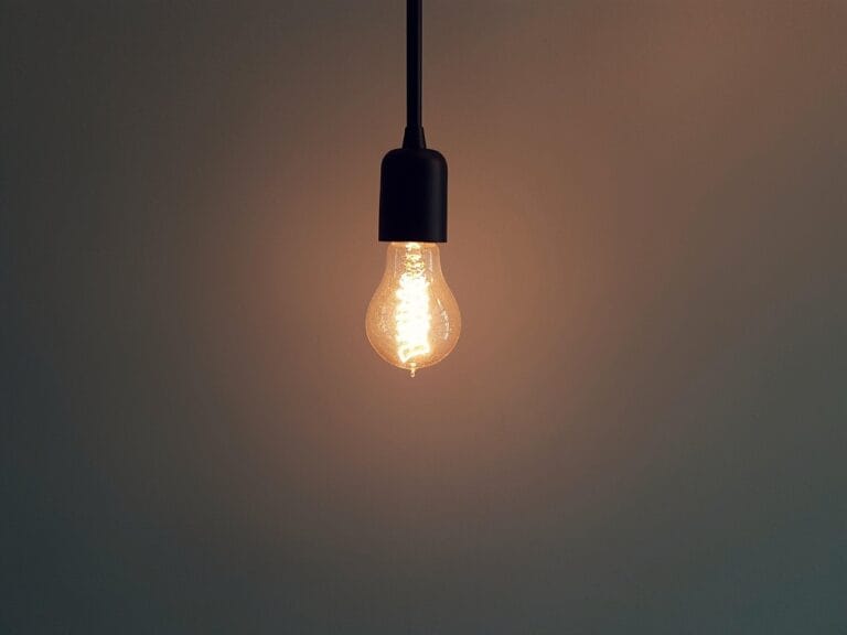Dal Costruttivismo all'Avanguardia Contemporanea: Come le Correnti Artistiche hanno Trasformato la Fotografia 12 bright lightbulb electricity bulb dark energy filament idea illuminated incandescent lamp light power stockpack pixabay