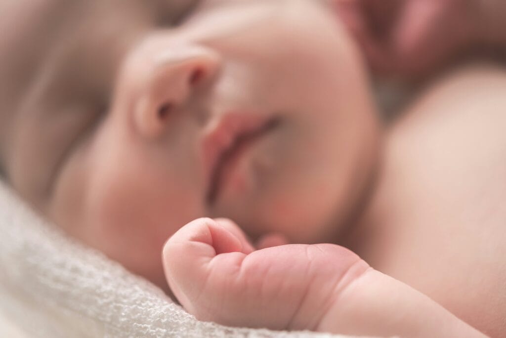 Fotografia Specializzata: Dalle Scene del Crimine ai Relitti Sottomarini 4 fotografia newborn