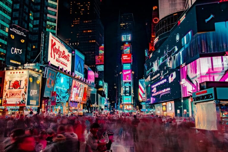 Advertising fotografico: tecniche e standard dai retini al 3D 16 i was on a business trip in nyc and didnt have much free time i ran out late one night to do some quick exploring and try and snag a few shots and came back with this gem i thought it showed the brigh stockpack unsplash