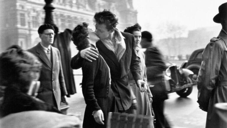 Il bacio davanti allHotel de Ville 1950 di Robert Doisneau
