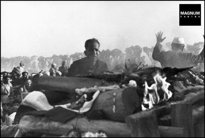 Il funerale di Gandhi (1948) di Henri Cartier-Bresson