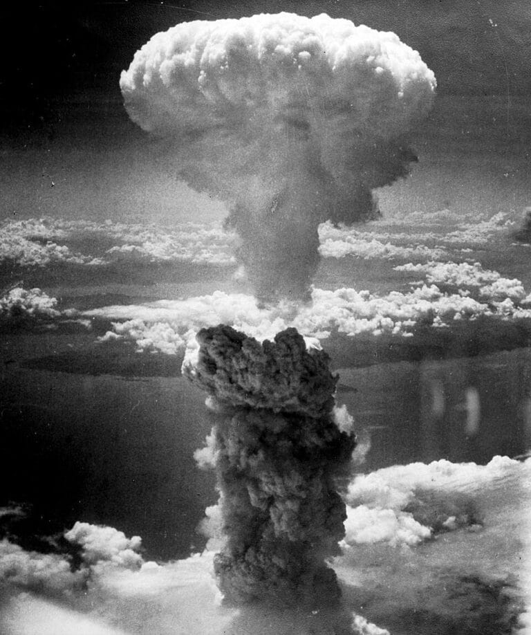 Il fungo atomico su Nagasaki (1945) di Charles Levy 2 Il fungo atomico su Nagasaki 1945 di Charles Levy