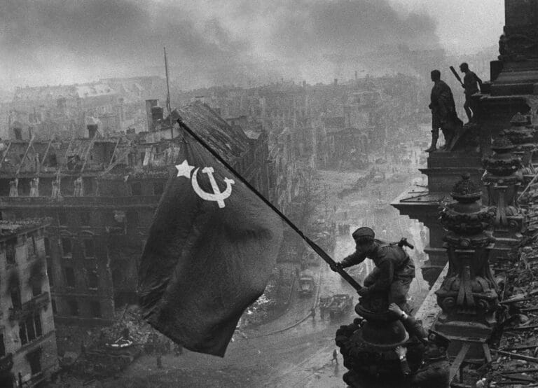 La bandiera rossa sul Reichstag (1945) di Yevgeny Khaldei 4 La bandiera rossa sul Reichstag 1945 di Yevgeny Khaldei