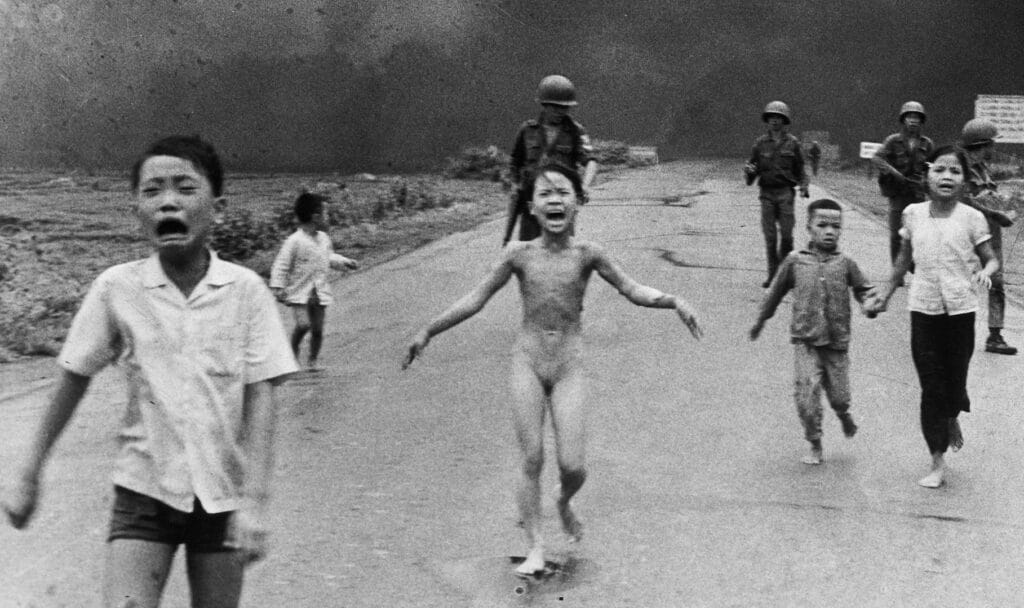 La ragazza del Napalm (1972) — Nick Ut 1 La ragazza del Napalm (1972) — Nick Ut
