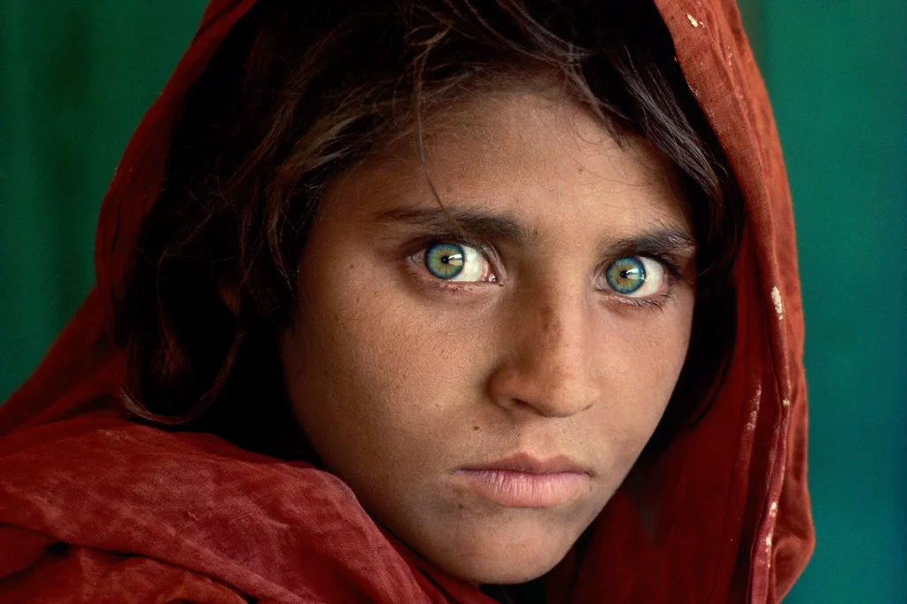 Dietro lo Scatto: I Segreti e i Retroscena delle Fotografie più Iconiche della Storia 7 L’afghana dagli occhi verdi (1984) di Steve McCurry