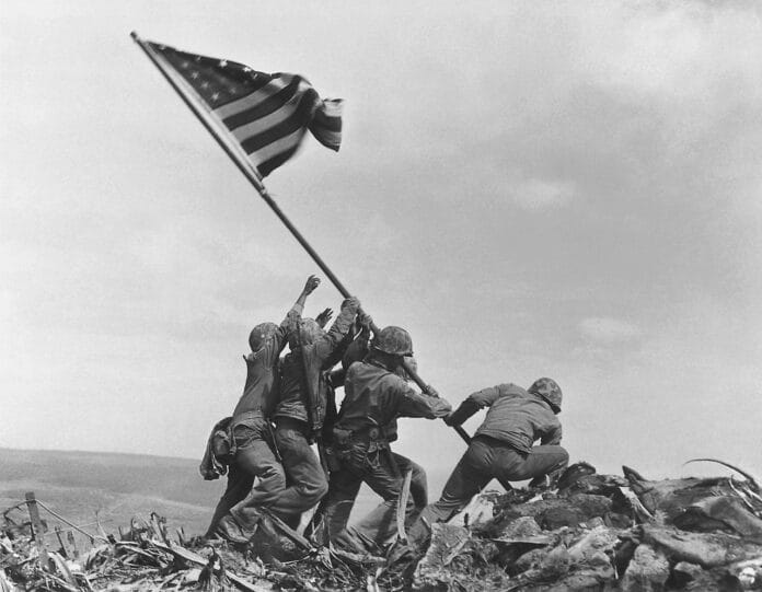 L’innalzamento della bandiera a Iwo Jima (1945) di Joe Rosenthal