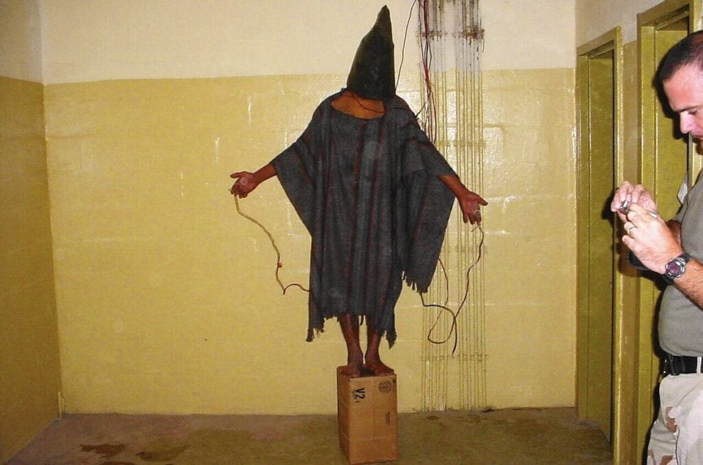Fotografia: dal microscopico al panoramico, dalla guerra alla realtà virtuale 9 Prigioniero incappucciato ad Abu Ghraib (2003) — autore anonimo, militare USA