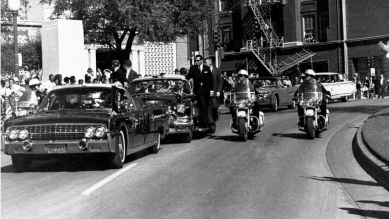 Lauto di Kennedy a Dallas 1963 di James W. Altgens 1