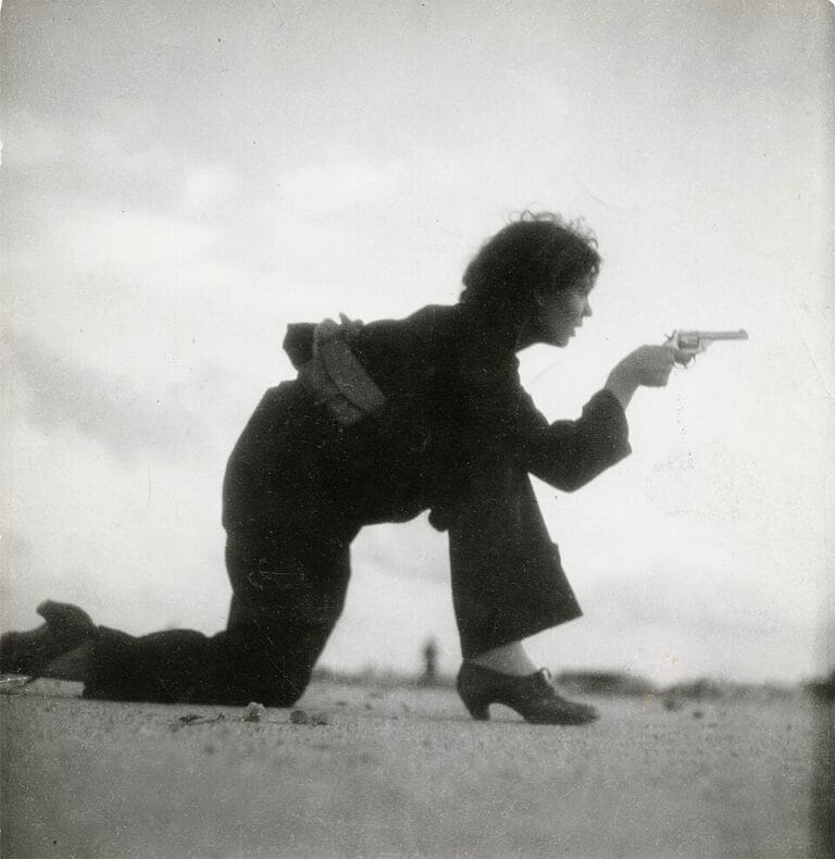 Miliziana spagnola con pistola 1936 — Gerda Taro 1