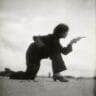 Miliziana spagnola con pistola 1936 — Gerda Taro 1