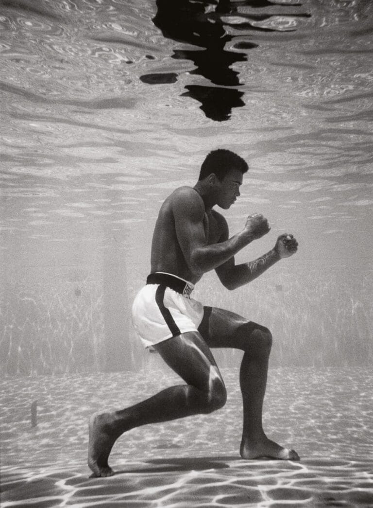 Muhammad Ali sottacqua 1961 — Flip Schulke