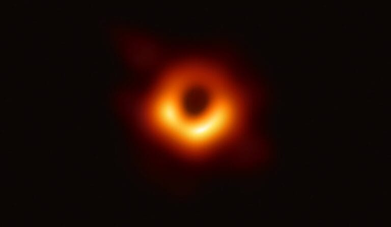 La prima foto del buco nero 2019 Event Horizon Telescope