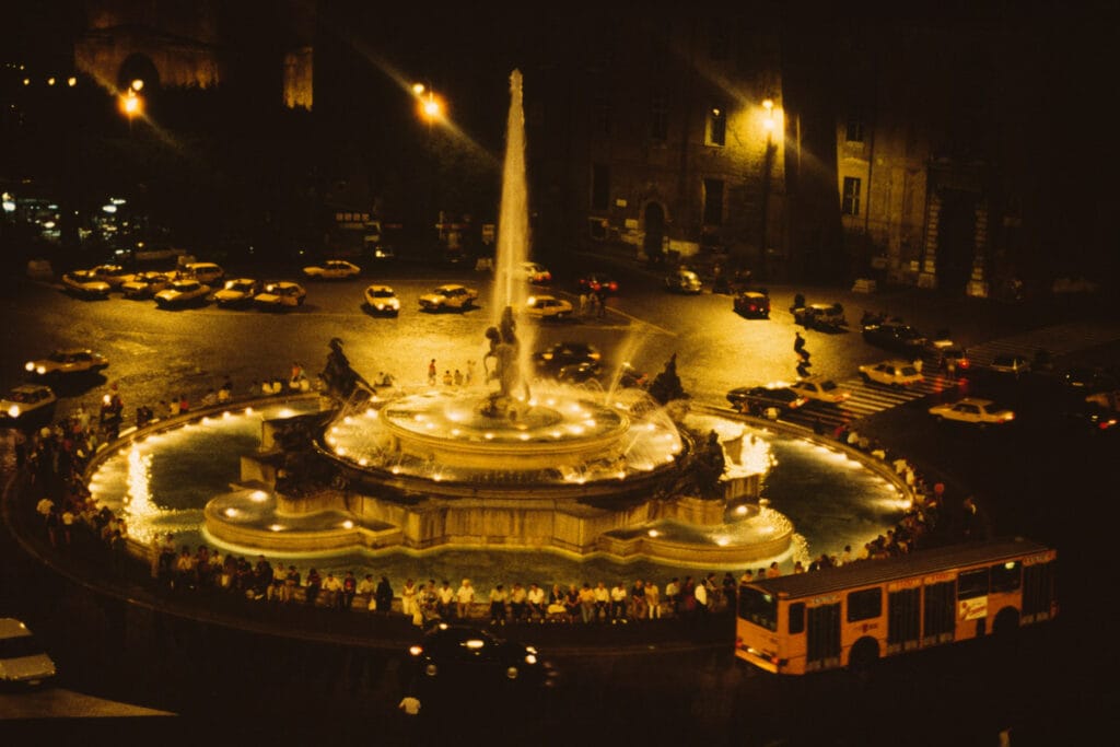 "À Rome la nuit": la Roma notturna di Hervé Gloaguen in mostra al Museo di Roma in Trastevere 8 Piazza-della-Repubblica-Roma.-donation-Herve-Gloaguen-Ministere-de-la-Culture-France-Mediatheque-du-patrimoine-et-de-la-photographie