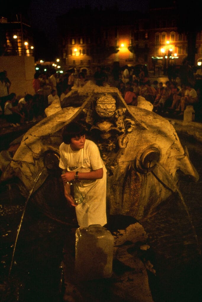 "À Rome la nuit": la Roma notturna di Hervé Gloaguen in mostra al Museo di Roma in Trastevere 12 Piazza-di-Spagna-Roma.-Donation-Herve-Gloaguen-Ministere-de-la-Culture-Francia-Mediatheque-du-patrimoine-et-de-la-photographie