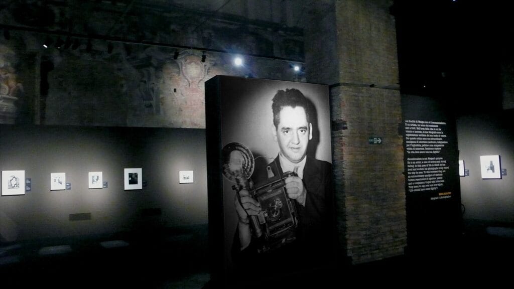 Weegee: il fotografo della notte che ha immortalato il lato oscuro di New York 6 Weegee_at_Palazzo_della_Ragione_in_Milan