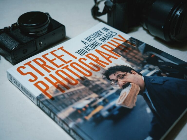 Formazione fotografica: libri, analisi d'autore e cultura visiva oltre la tecnica 11 a person lying on a table stockpack unsplash