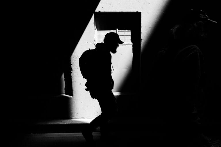 Street photography: estetica della strada tra attimo fuggente e visione urbana 24 you need light to create shadows stockpack unsplash