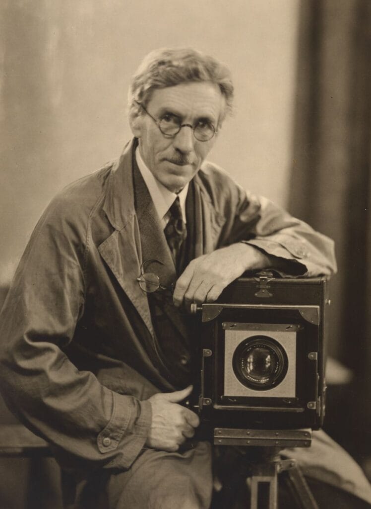 Harold Cazneaux 2 Harold_Cazneaux_self-portrait_1937