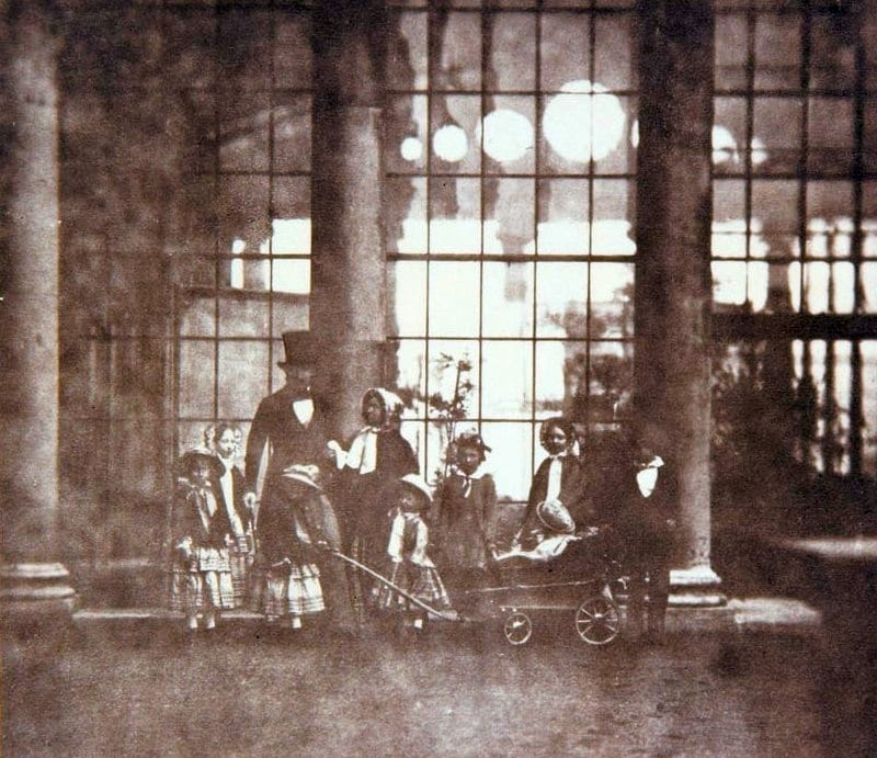 Queen_Victoria,_Prince_Albert_&_royal_children_at_Buckingham_Palace,_1854